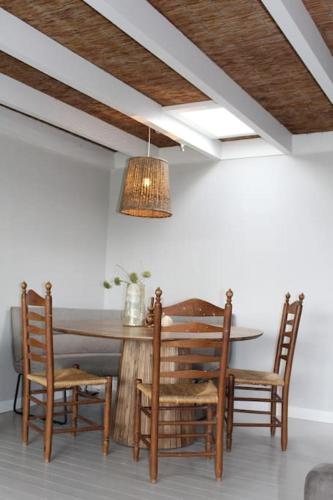 a dining room with a table and chairs at NIEUW Bootique Frysk huske Langweerderwielen in Boornzwaag