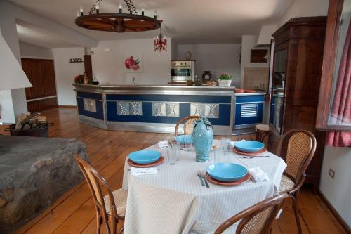 a kitchen with a table with blue dishes on it at Tenuta Colle Mattia in Colonna
