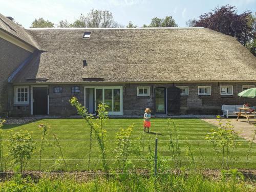 Taman di luar Slapen in een oude stal ('Het Oude Wezeveld')