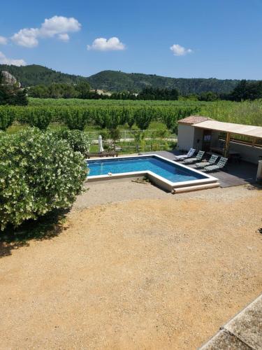 une piscine au milieu d'une cour dans l'établissement Mas bellevue, à Boulbon