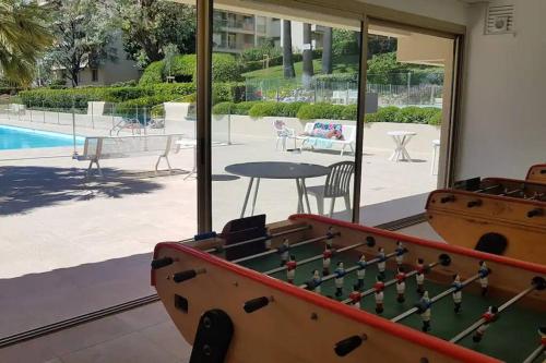 Cette chambre comprend un billard et une table de ping-pong. dans l'établissement Luxueux Appartement 3 pièces, à Antibes
