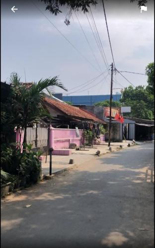 an empty street in a town with houses and trees at Hong Kost Homestay Putra Csb Mall in Cirebon