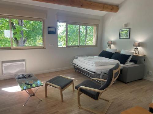 une chambre avec un lit, un canapé et une table dans l'établissement Proche du Mont Ventoux au calme, à Saint-Trinit