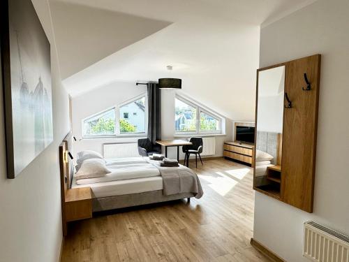 Un dormitorio con una cama y un escritorio en una habitación. en Apartamenty Flauta, en Jastrzębia Góra