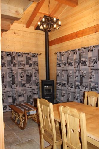 Una televisión o centro de entretenimiento en Le Chalet d'Ulysse