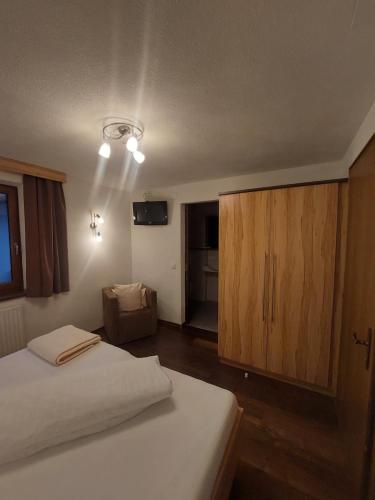 Una cama o camas en una habitación de Hotel Casada - inklusive Sommer Card