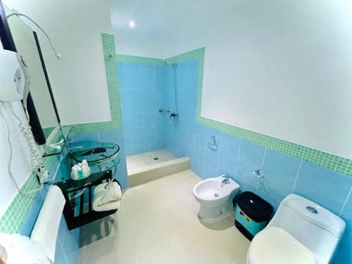 a blue bathroom with a toilet and a sink at LA VlTA E' BELLA in Los Mameyes