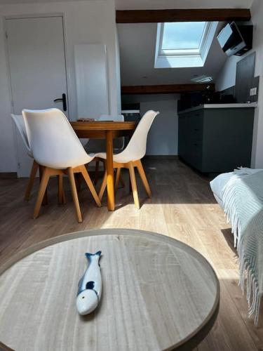 - un salon avec une table, deux chaises et une table dans l'établissement Chez Marina et Morgan Appartement 2 chambres, à Pornic