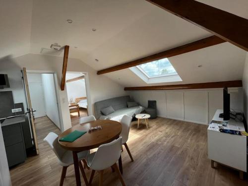 un salon avec une table et un canapé dans l'établissement Chez Marina et Morgan Appartement 2 chambres, à Pornic