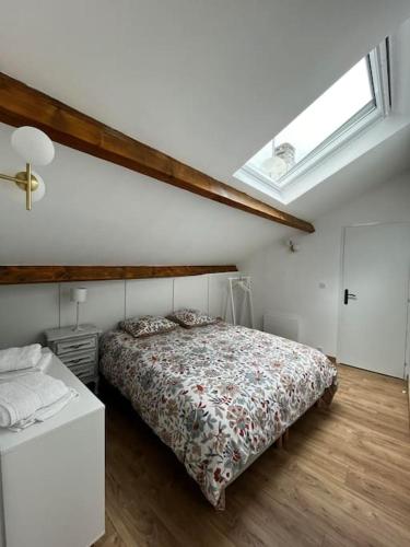 une chambre blanche avec un lit et une fenêtre dans l'établissement Chez Marina et Morgan Appartement 2 chambres, à Pornic
