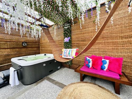 La salle de bains est pourvue d'un hamac et d'une baignoire. dans l'établissement Luxurious Villa Pool Hot Tub and Bar, à Apenkwa