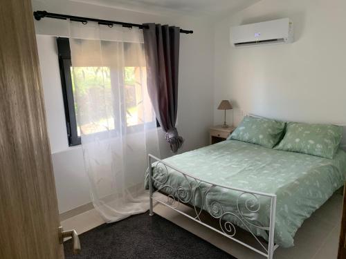 une chambre avec un lit et une fenêtre dans l'établissement Maison de vacances toute équipée à 5mn du Pont-du-Gard au Cœur de Sernhac, à Sernhac