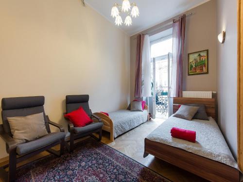 Rúm í herbergi á 5 Bedroom Family Apartment