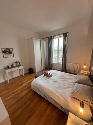 Katil atau katil-katil dalam bilik di L'Herboriste - Appartements meublés