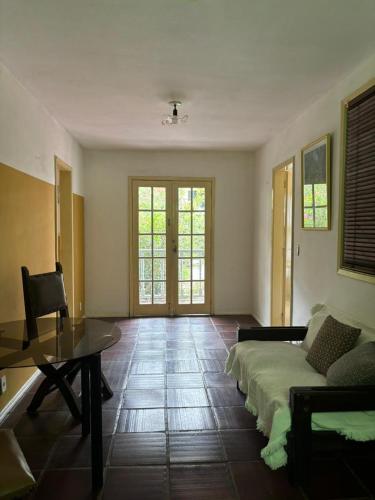 a living room with a bed and a table at Flat Muqui 91 in Teresópolis