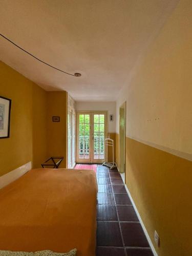 a bedroom with a large bed and a window at Flat Muqui 91 in Teresópolis