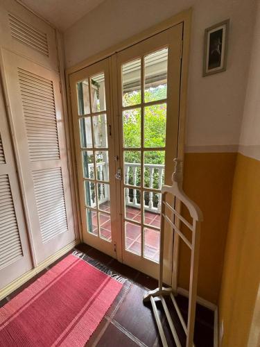 a room with a door with a staircase and a balcony at Flat Muqui 91 in Teresópolis