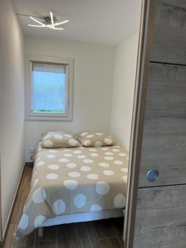 une petite chambre avec un lit et une fenêtre dans l'établissement Belle vue, au Cap d'Agde