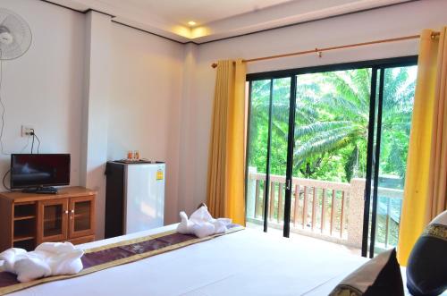 Cama o camas de una habitación en Phongpipat Lanta Mansion