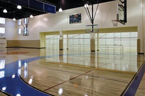 an empty gym with a basketball court with a hoop at Renaissance ClubSport Aliso Viejo Laguna Beach Hotel in Aliso Viejo
