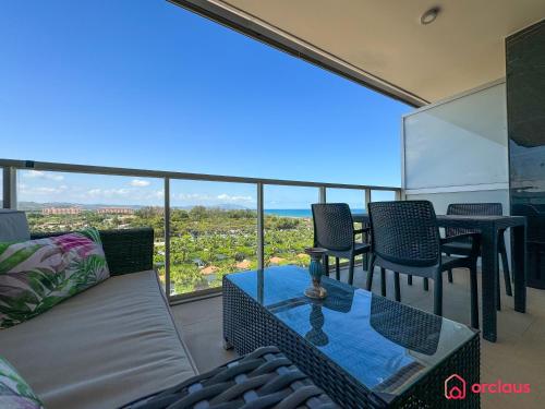 a living room with a couch and a table at Verano Azul in Cabanes
