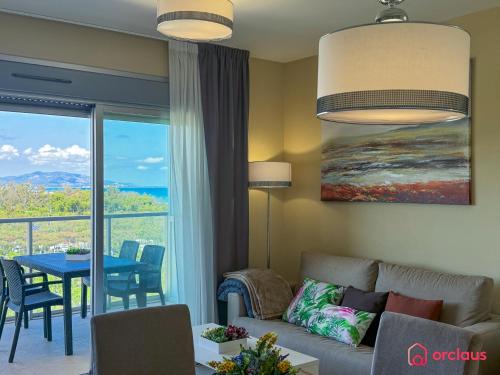 a living room with a couch and a table at Verano Azul in Cabanes