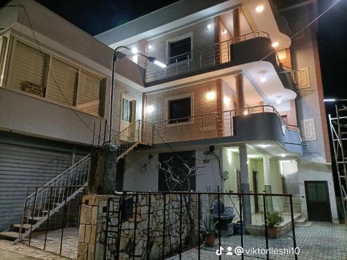 Το κτήριο όπου στεγάζεται  το διαμέρισμα