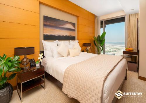Postel nebo postele na pokoji v ubytování Deluxe Stay - Address Dubai Mall -The Residence