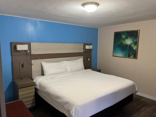 Ένα ή περισσότερα κρεβάτια σε δωμάτιο στο Turbeville Inn & Suites-I95