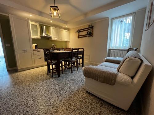 a kitchen and dining room with a table and a couch at Casa Herema Accogliente rifugio in borgo montano in Irma
