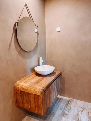 a bathroom with a sink on top of a wooden table at Captain Cook AHOY in Praia da Areia Branca