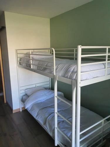 quelques lits superposés dans une chambre dans l'établissement Appartement pour 1 à 4 Pers Terrasse et Parking, à La Grande Motte