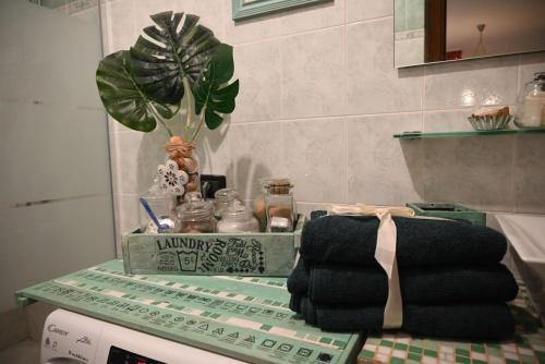 a table with towels and a plant on it at Le Stelle Antiche - Giubileo 2025, concorsi aeronautica, Ryder Cup, Guidonia Montecelio, Roma, Tivoli in Marco Simone