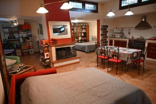 a living room with a table and a kitchen with a fireplace at Le Stelle Antiche - Giubileo 2025, concorsi aeronautica, Ryder Cup, Guidonia Montecelio, Roma, Tivoli in Marco Simone