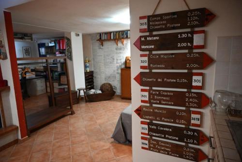 a bunch of signs on a wall in a room at Le Stelle Antiche - Giubileo 2025, concorsi aeronautica, Ryder Cup, Guidonia Montecelio, Roma, Tivoli in Marco Simone