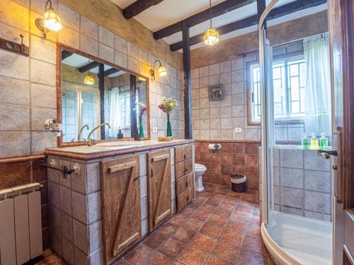 Un baño con lavabo, ducha e inodoro. en almacanarias.rural, en La Esperanza