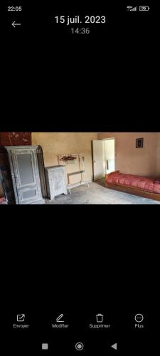 deux photos d'une chambre avec un lit et d'une chambre avec une table dans l'établissement Maison de village Ardéchoise à Les Vans, aux Vans