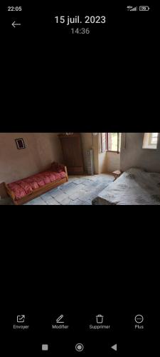 - deux photos d'une chambre avec un lit dans une pièce dans l'établissement Maison de village Ardéchoise à Les Vans, aux Vans