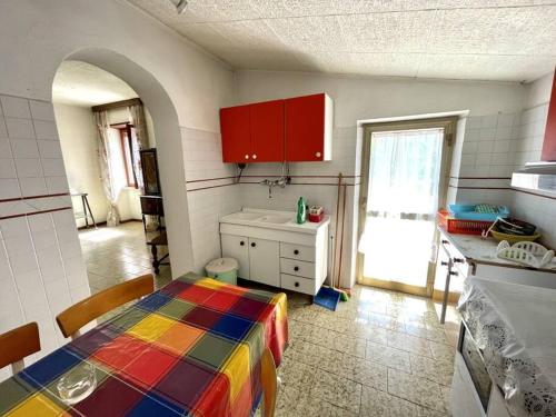 a kitchen with a multicolored bed in a room at La Casa Dell'Orso - Parco d'Abruzzo in Carrito