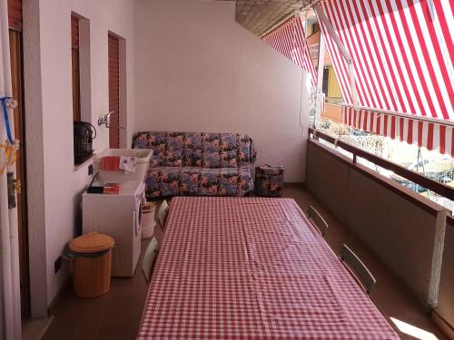 Habitación con 1 cama y 1 silla en una habitación en CATA HOUSE, en Martinsicuro