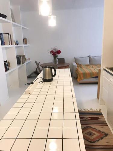 - une cuisine avec une table et une bouilloire dans l'établissement Louvre apartment, à Paris