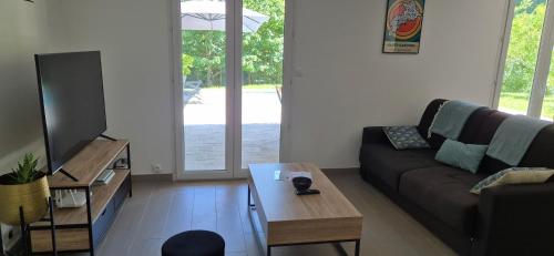 a living room with a couch and a table at "L'appart Idéal" in Deyme