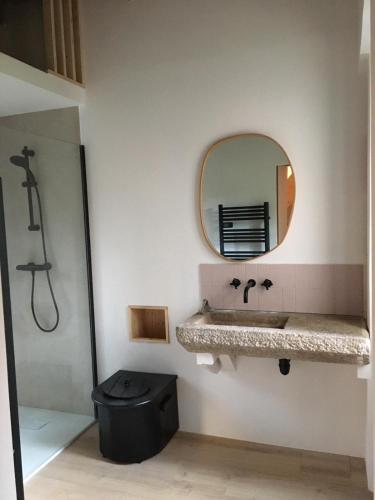 une salle de bain avec un lavabo et un miroir dans l'établissement Maison, à Font-Romeu-Odeillo-Via