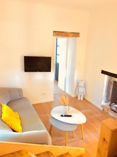 un salon avec un canapé et une table dans l'établissement Maison, à Font-Romeu-Odeillo-Via