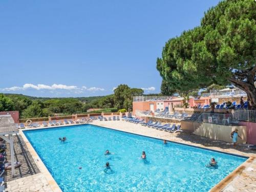 une grande piscine avec des gens dans l'eau dans l'établissement Bungalow Camping Parc Montana, à Gassin