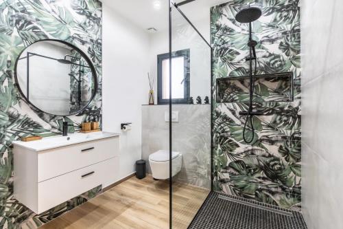 a bathroom with a shower and a mirror at Superbe villa, piscine chauffée, jacuzzi in Lecci