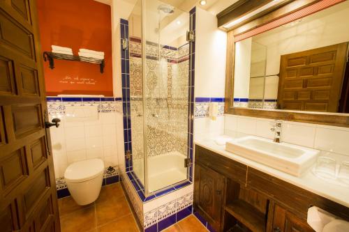 A bathroom at 4-Sterne Erlebnishotel El Andaluz, Europa-Park Freizeitpark & Erlebnis-Resort