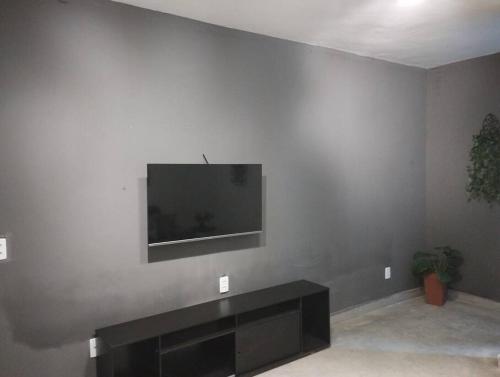 Μια τηλεόραση ή/και κέντρο ψυχαγωγίας στο APT térreo - Ar-condicionado, Wi-FI, Garagem - Maurício Nassau, Perto de tudo