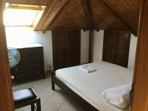 Postel nebo postele na pokoji v ubytování Attic in Myrina center