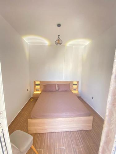 Un dormitorio con una cama grande en una habitación. en طريق صفرو, en Fez